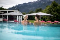 Im Spa & Familien Resort RupertusTherme genießen Urlauber neben der temperierten AlpenSole auch den Blick auf die Bergwelt Bad Reichenhalls. • © Berchtesgadener Land Tourismus